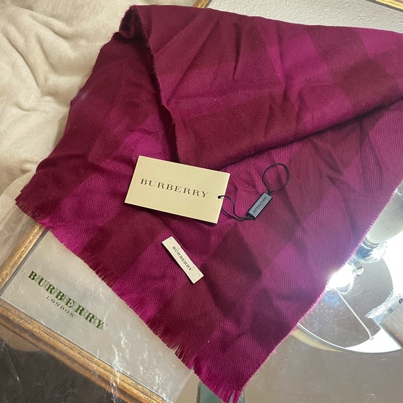 Rare Burberry Bright Burgundy Half Mega Check Premium Wool Scarf with fringeđź’• - Picture 6 of 9